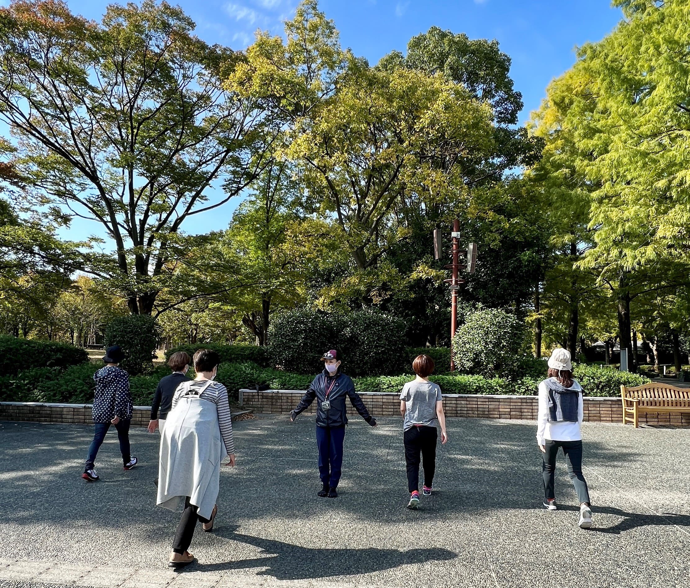 公園でストレッチ